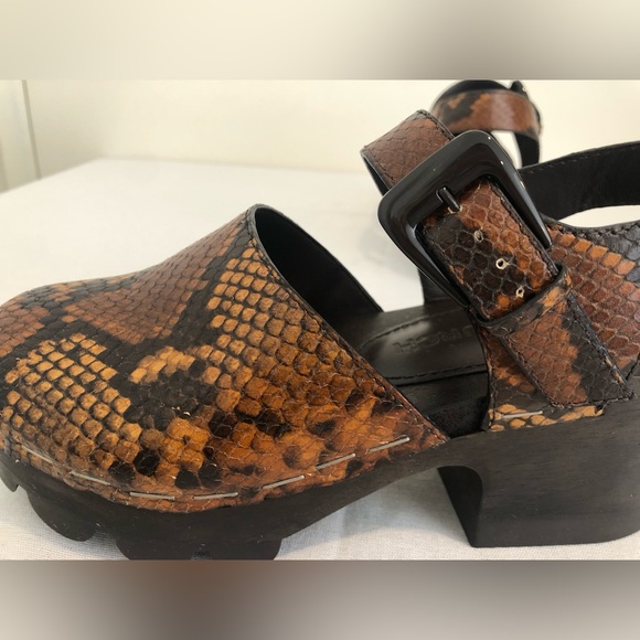 Tory Burch Lug Sole Clogs Sling Back Caramel Brown Snakeskin Size 7 - Picture 4 of 7